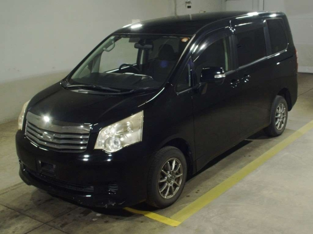 TOYOTA NOAH 2010