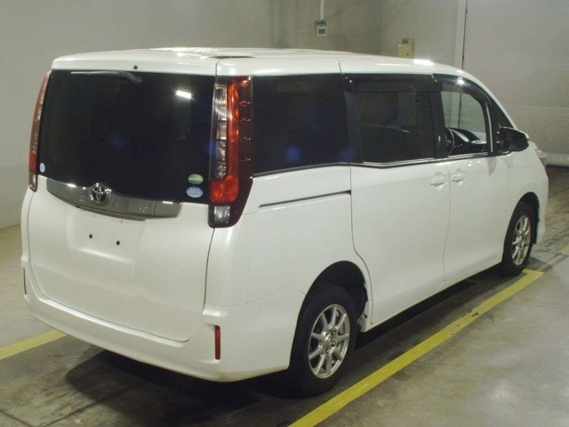 TOYOTA NOAH 2016