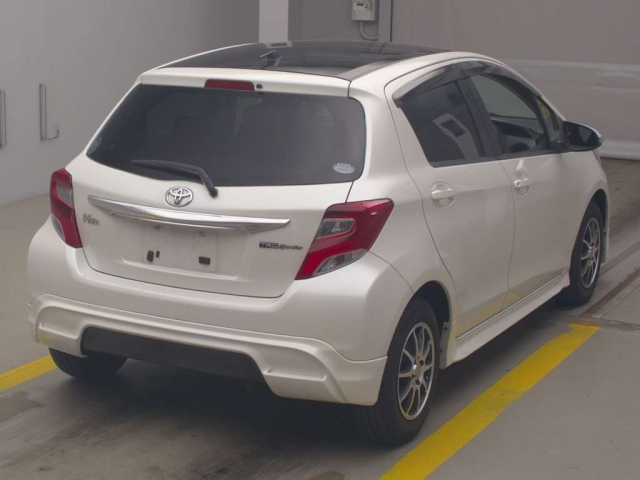 TOYOTA VITZ 2015