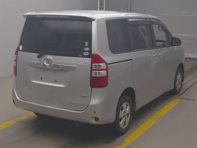 TOYOTA NOAH 2010