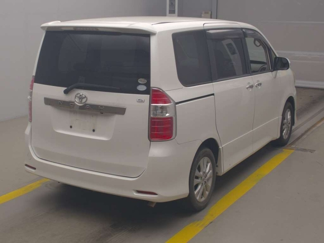 TOYOTA NOAH 2009