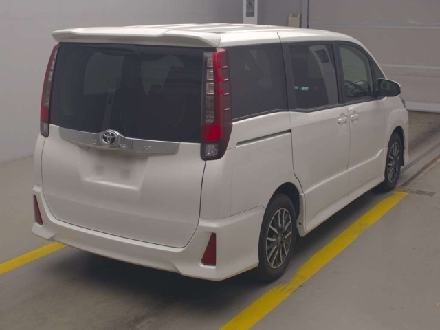 TOYOTA NOAH 2016