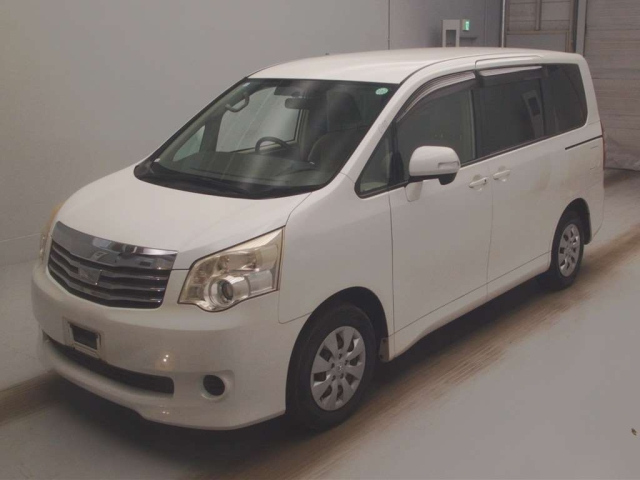 TOYOTA NOAH 2011