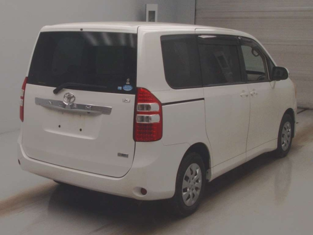 TOYOTA NOAH 2011