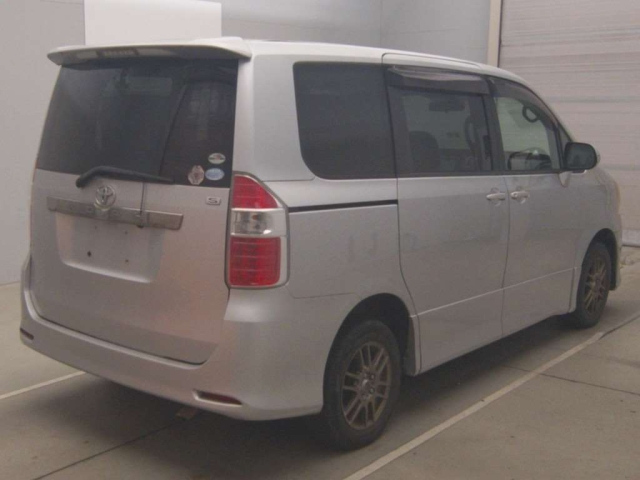 TOYOTA NOAH 2008