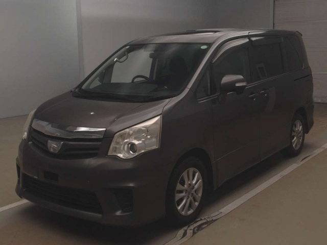 TOYOTA NOAH 2010