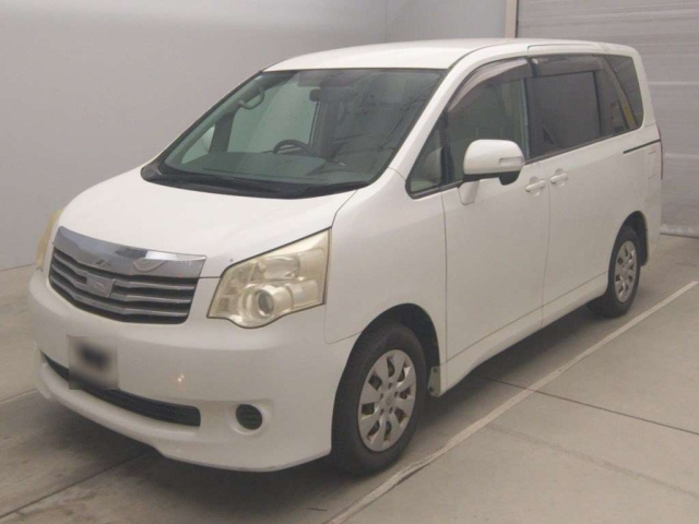 TOYOTA NOAH 2011
