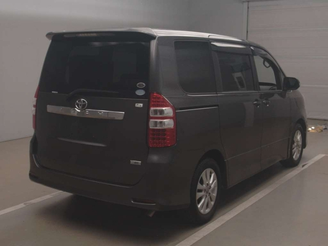 TOYOTA NOAH 2010