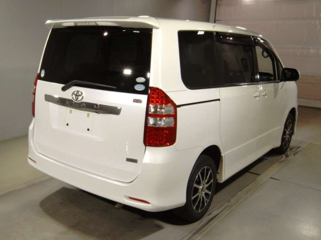 TOYOTA NOAH 2011
