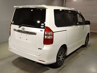 TOYOTA NOAH 2011
