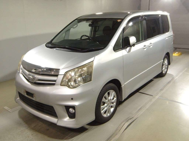TOYOTA NOAH 2010