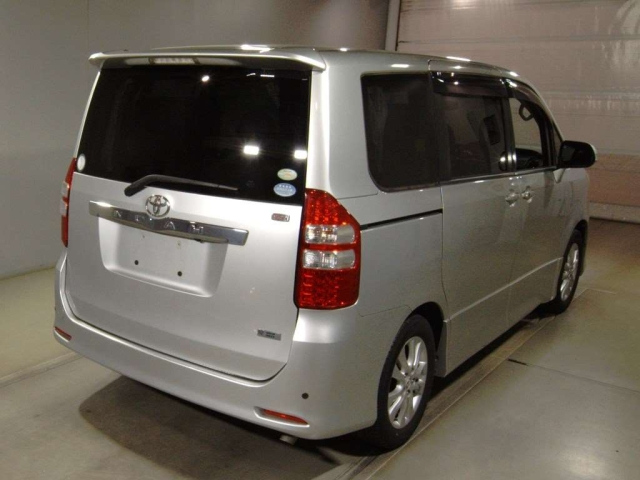 TOYOTA NOAH 2010