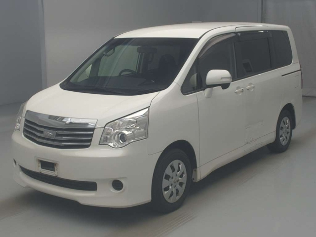 TOYOTA NOAH 2013