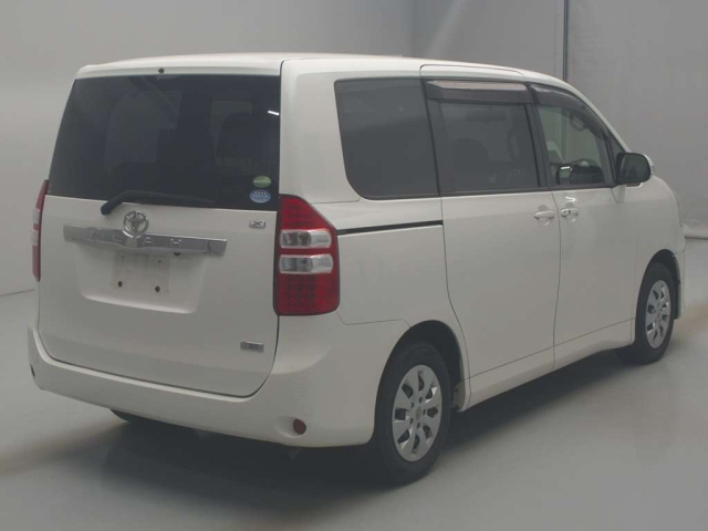TOYOTA NOAH 2013