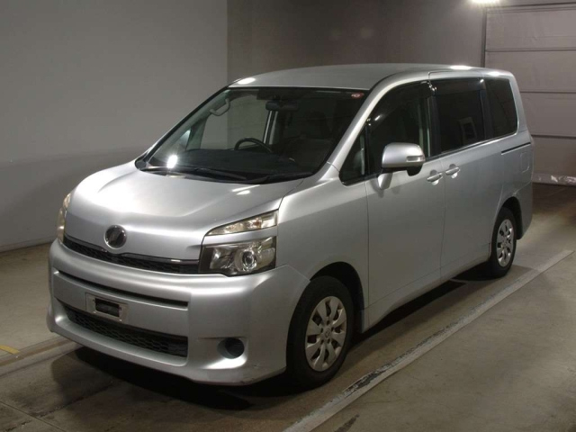 TOYOTA VOXY 2010