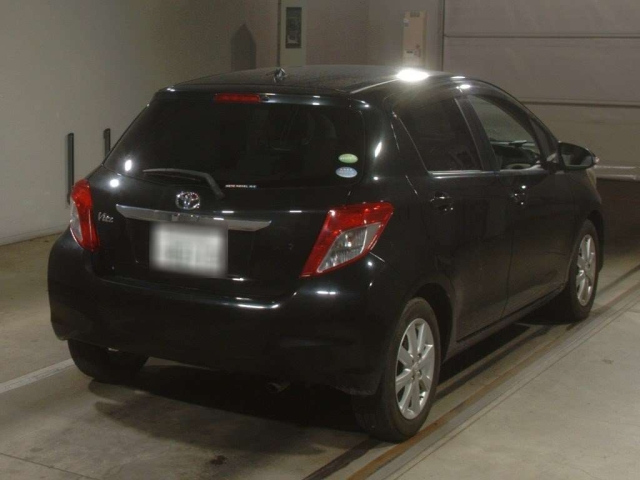 TOYOTA VITZ 2013