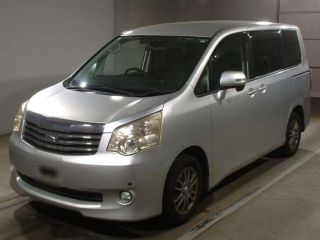 TOYOTA NOAH 2010