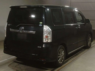 TOYOTA VOXY 2013