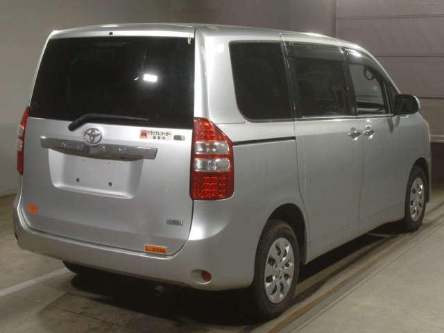TOYOTA NOAH 2012