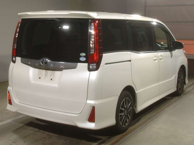 TOYOTA NOAH 2015