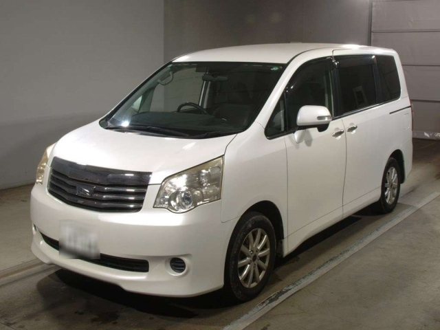 TOYOTA NOAH 2011