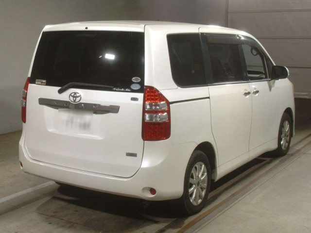 TOYOTA NOAH 2011