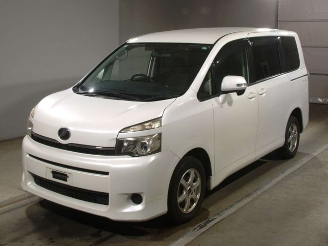 TOYOTA VOXY 2013