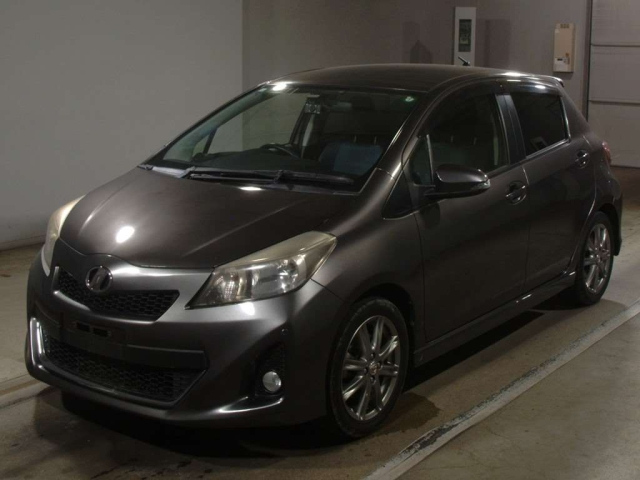 TOYOTA VITZ 2013