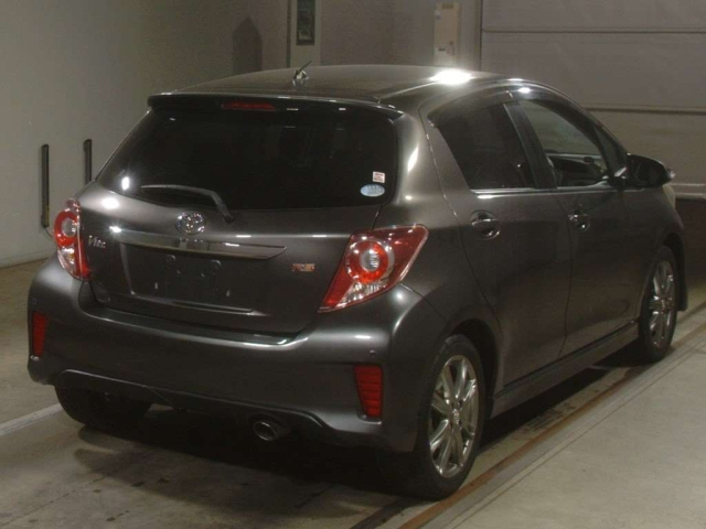TOYOTA VITZ 2013