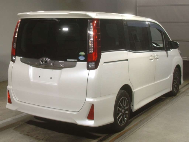 TOYOTA NOAH 2014