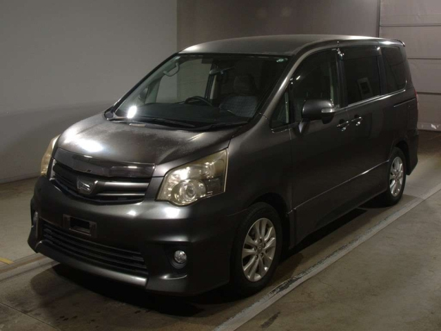 TOYOTA NOAH 2010
