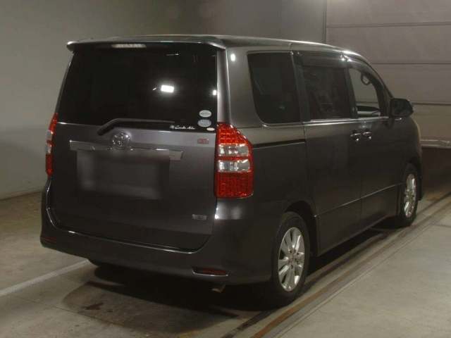 TOYOTA NOAH 2010