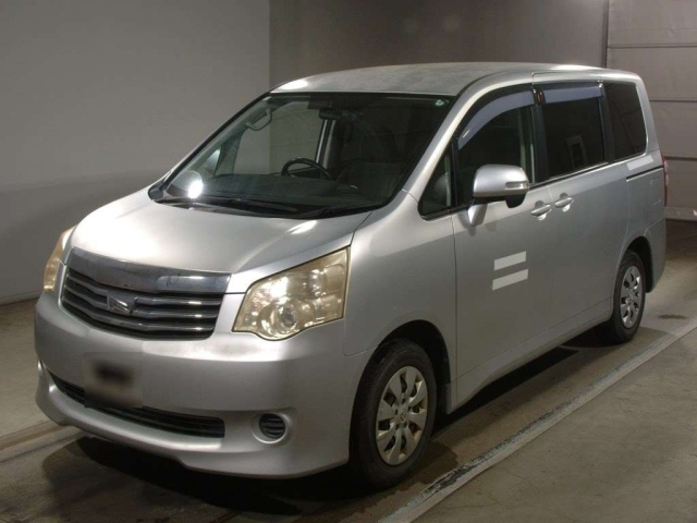 TOYOTA NOAH 2010