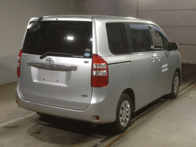 TOYOTA NOAH 2010