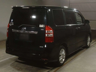 TOYOTA NOAH 2011