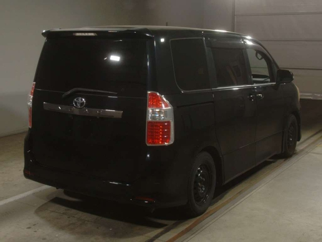 TOYOTA NOAH 2010