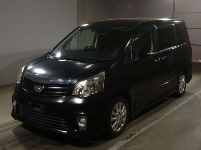 TOYOTA NOAH 2011