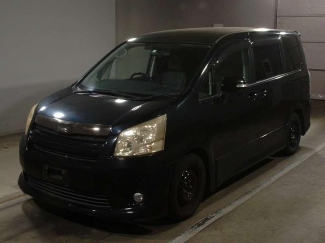 TOYOTA NOAH 2010