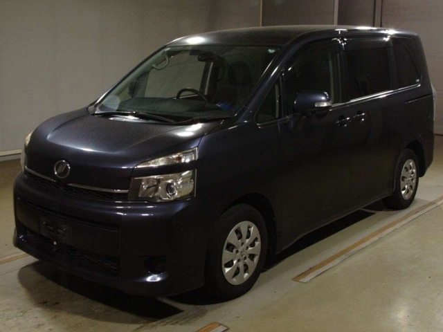 TOYOTA VOXY 2013