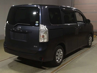 TOYOTA VOXY 2013