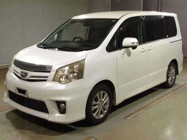 TOYOTA NOAH 2011