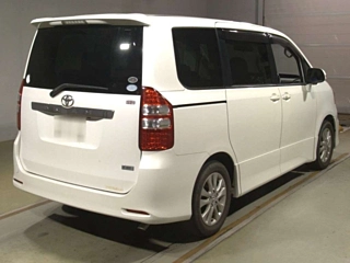 TOYOTA NOAH 2011