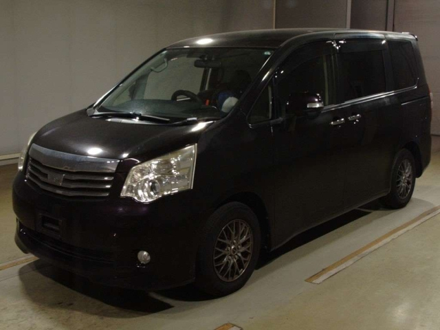 TOYOTA NOAH 2013
