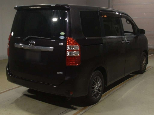 TOYOTA NOAH 2013