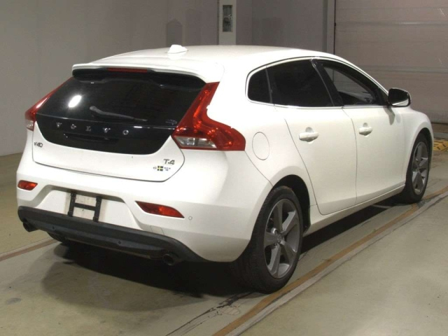 VOLVO V40 2015