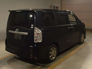 TOYOTA VOXY 2010