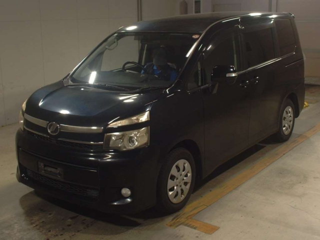 TOYOTA VOXY 2010