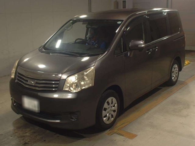 TOYOTA NOAH 2011