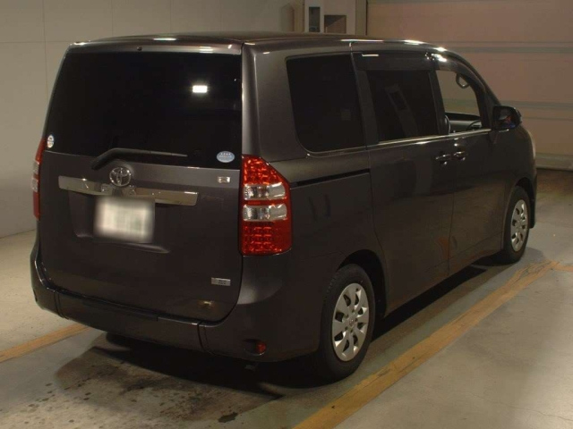 TOYOTA NOAH 2011