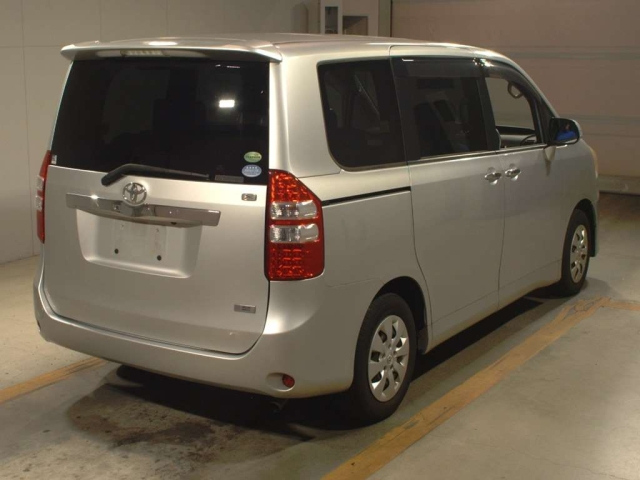 TOYOTA NOAH 2012